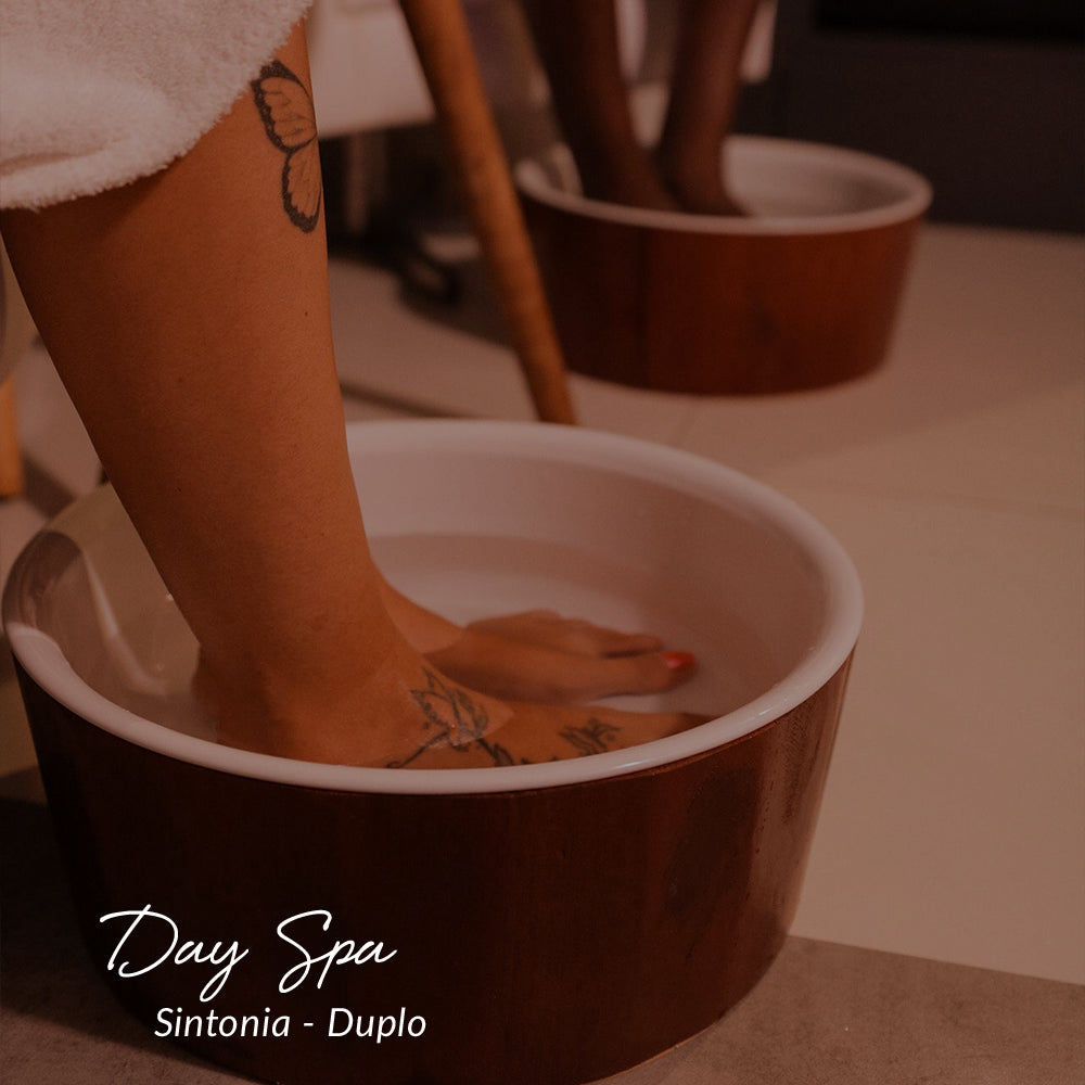 capa day spa sintonia duplo. os pés de duas pessoas sentadas. uma delas está em segundo plano e a outra em primeiro. os pés das duas pessoas est~çao submersos em água em uma bacia