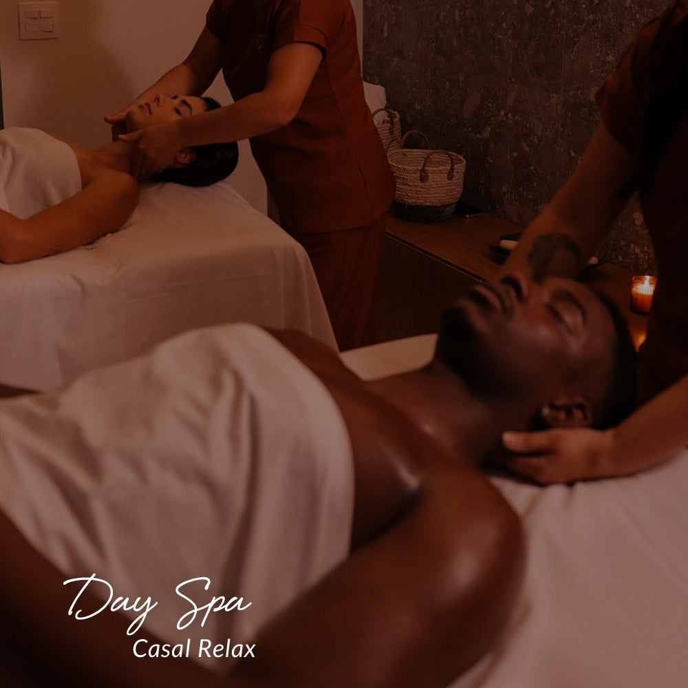 Capa day spa casal relax. Um casal deitado cada um em uma maca, de olhos fechados. Os dois recebem massagem na nuca