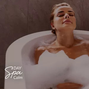 Capa do produto day spa calm no speciale spa representado por uma mulher dentro de uma banheira com espuma. Ela tem o rosto voltado para cima, com os olhos fechados e um expressão serena