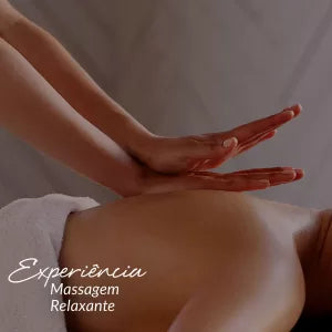 Capa do produto experiência massa no speciale spa representado pela foto mostra a lateral direita das costas de uma mulher que está deitada de bruços. Uma toalha marrom e branca está cobrindo metade de suas costas e seu peito está apoiado em uma toalha bege. Ao lado de seu corpo há um frasco de vidro com um creme branco e um ramo de alecrim espetado no creme. Uma mão direita está tocando as costas da mulher enqanto uma mão esquerda está apoiada em cima da direita, com os dedos levemente inclinados para cima