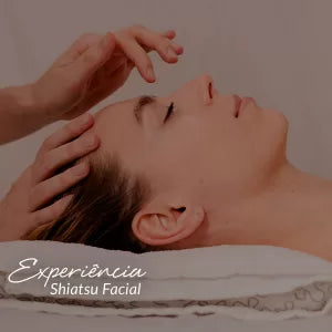 Capa do produto experiência shiatsu facial no speciale spa representado pela lateral do rosto de uma mulher de olhos fechados. Uma mão pousa em cima da cabeça. A outra está suspensa sobre o rosto com o indicador levemente inclinado para o meio das sobrancelhas