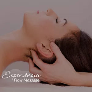 Capa do produto experiência flow massage no speciale spa representado por uma foto da lateral do rosto de uma mulher deitada de olhos fechados. Uma mão segura sua cabeça e preciona com as pontas dos dedos sua nuca
