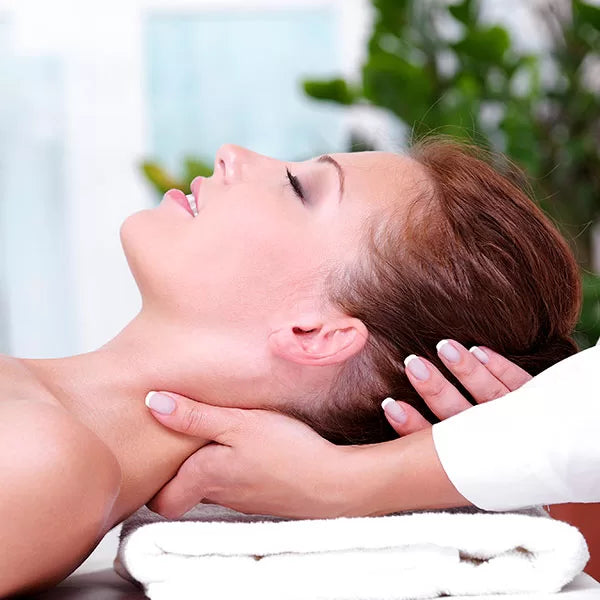 Capa do produto experiência escalda pés e massagem epicrania no speciale spa representado por dois és imersos na água dentro de uma bacia branca, com pedras no fundo