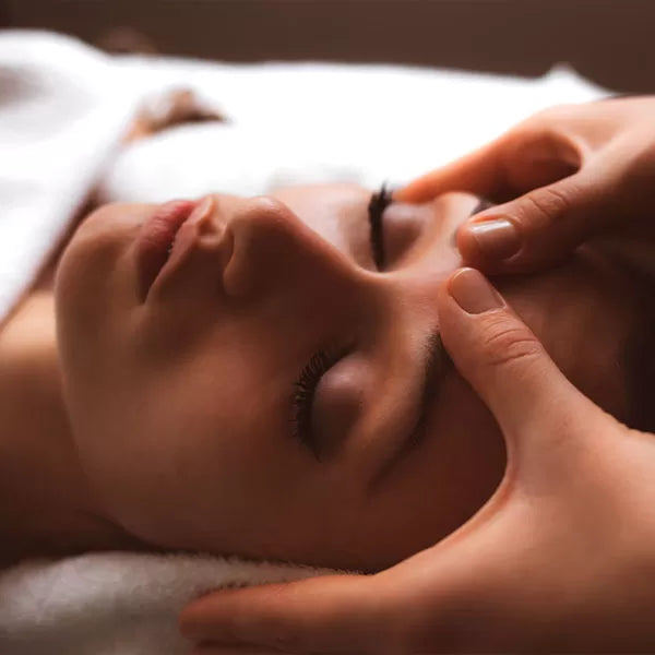 Capa do produto experiência massagem áreas de tensão no speciale spa representado por uma foto de um ombro sendo massageado por duas mão, com uma delas segurando uma trouxa branca amarrada com um fio marrom apoiadano ombro
