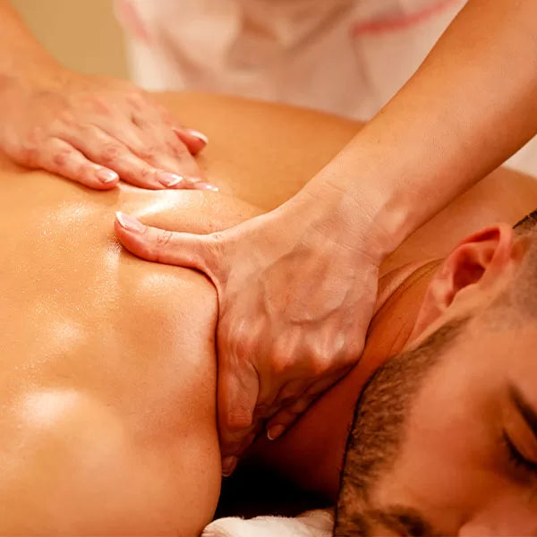 Capa do produto experiência speciale massage no speciale spa representado por uma foto de um ombro sendo massageado por duas mão, com uma delas segurando uma trouxa branca amarrada com um fio marrom apoiadano ombro