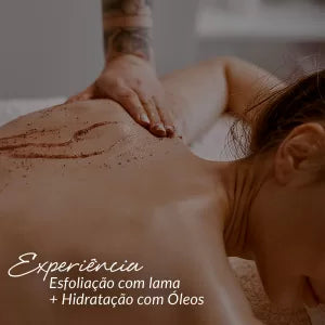 Capa do produto experiência esfoliação lama no speciale spa representado por uma foto que mostra as costas de uma mulher deitada de bruços. Uma mão, apoiada na altura da mulher, espalha uma pasta marrom granulada nas costas dela