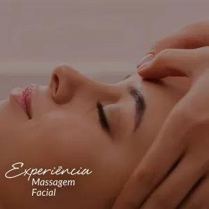 Capa do produto experiência massagem facial no speciale spa representado por uma foto da lateral do rosto de uma mulher que está de olhos fechados. Duas mãos apoiam os dois dedos polegares no meio da testa da mulher