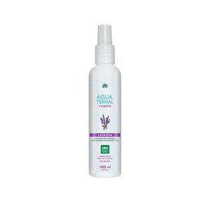 Imagem do produto água termal de lavanda. Uma embalagem de spray branca, com nome, descrição e propriedades escritos. Há uma imagem de ramos de lavanda estampado na embalagem, que está sobre um fundo branco 