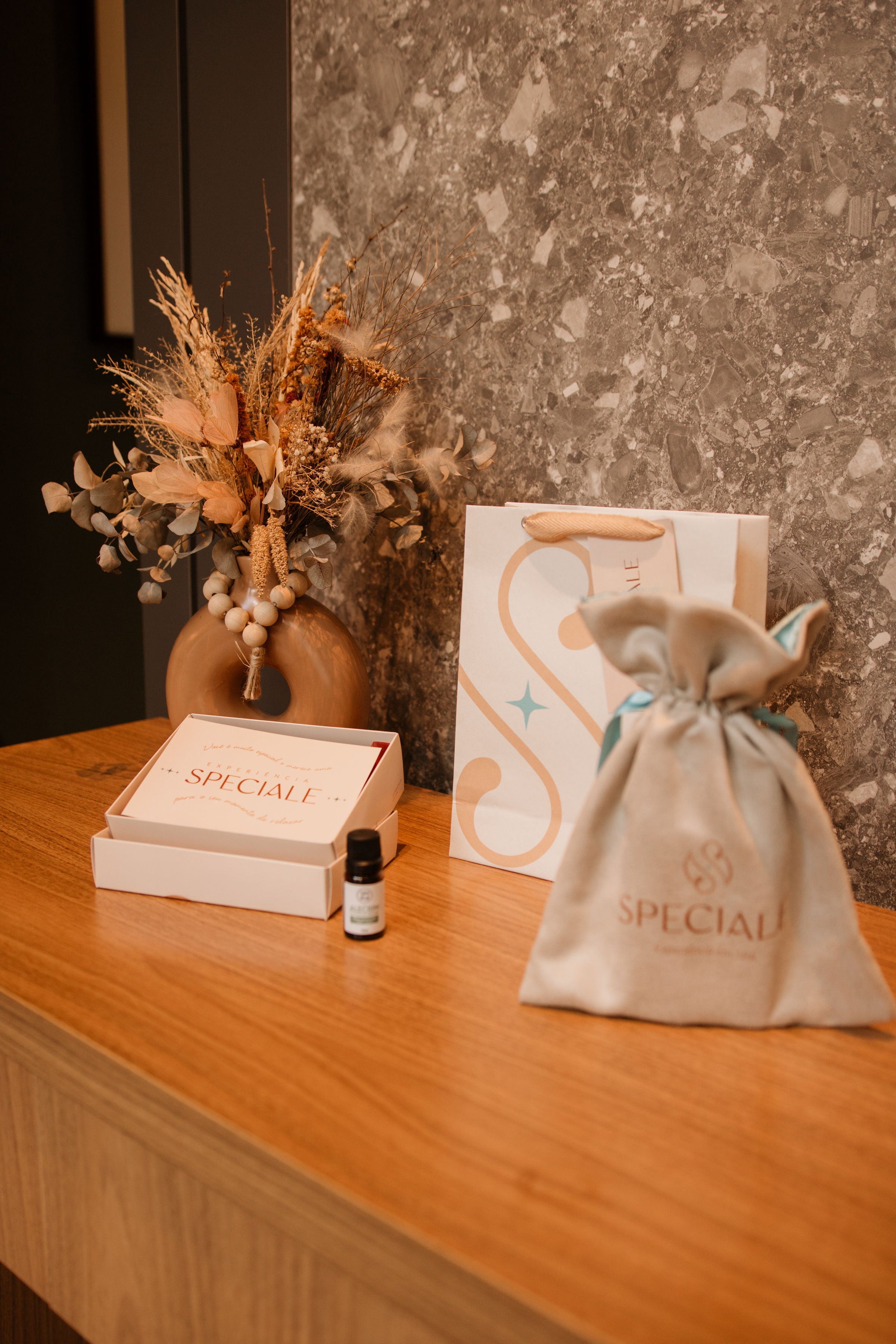 kit de presente com voucher impresso, caixa de presente, saquinho de presente óleo essencial e sacola da speciale spa