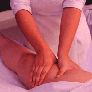 Capa do produto experiência massagem modeladora no speciale spa representado pela foto da lateral da barriga de uma pessoa. Uma toalha branca cobre o quadril e outra o peito. Dias mãos ressionam os poleares na barriga