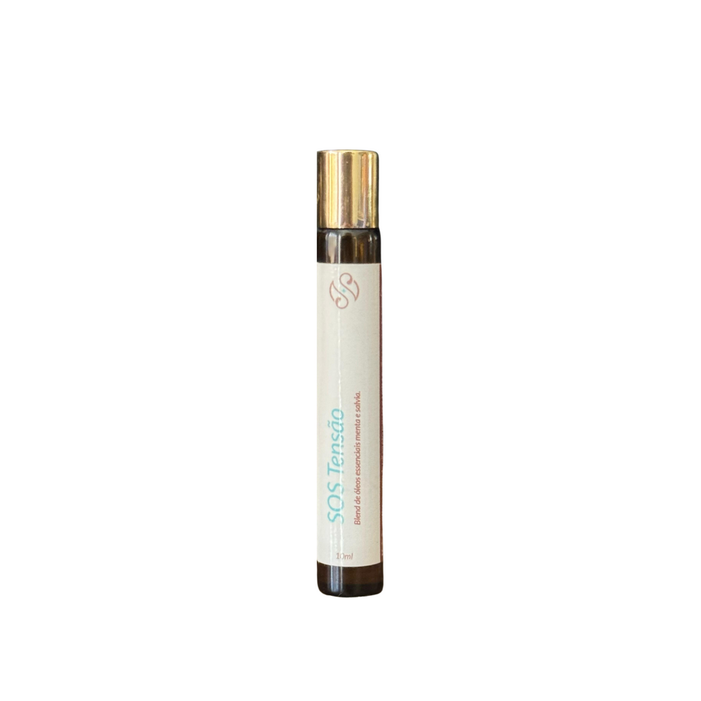Imagem do produto sos tensão. um frasco cilindrico de vidro com uma tampa cilinndrica dourada e uma etiqueta branca com o nome, descrição e propriedades do produtos escritas. O produto está sobre um fundo branco