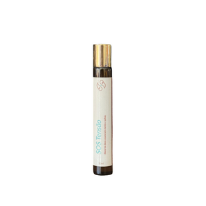Imagem do produto sos tensão. um frasco cilindrico de vidro com uma tampa cilinndrica dourada e uma etiqueta branca com o nome, descrição e propriedades do produtos escritas. O produto está sobre um fundo branco