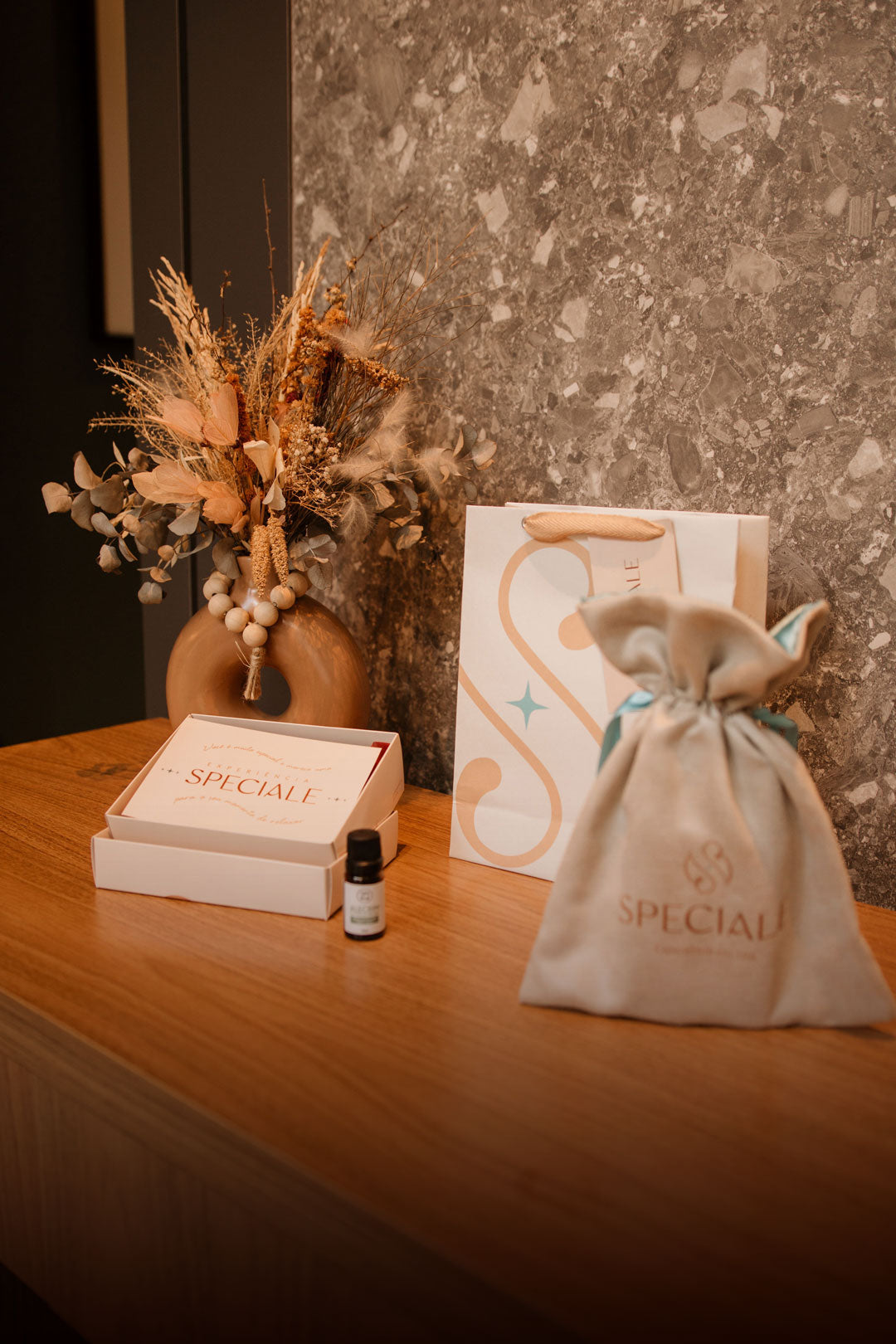 kit de presente com voucher impresso, caixa de presente, saquinho de presente óleo essencial e sacola da speciale spa