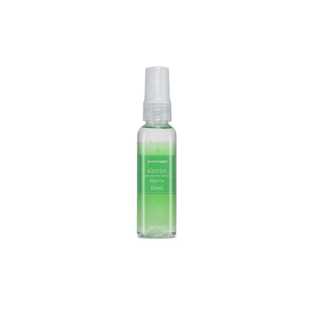 Imagem do produto Spray de Ambiente Alecrim. Uma embalagem transparente de spray sobre um fundo branco. Uma etiqueta verde está colada na embalagem e nome, descrição e propriedades do produtos estão escritas nela.