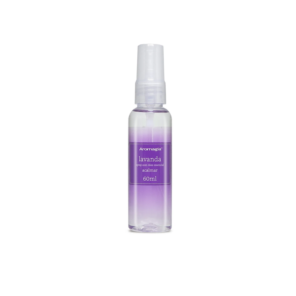 Imagem do produto Spray de Ambiente lavanda. Uma embalagem transparente de spray sobre um fundo branco. Uma etiqueta roxa está colada na embalagem e nome, descrição e propriedades do produtos estão escritas nela.