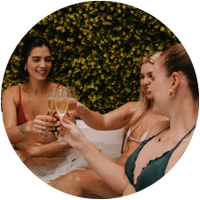 um brinde entre amigas no jardim de inverno com jacuzzi do speciale spa