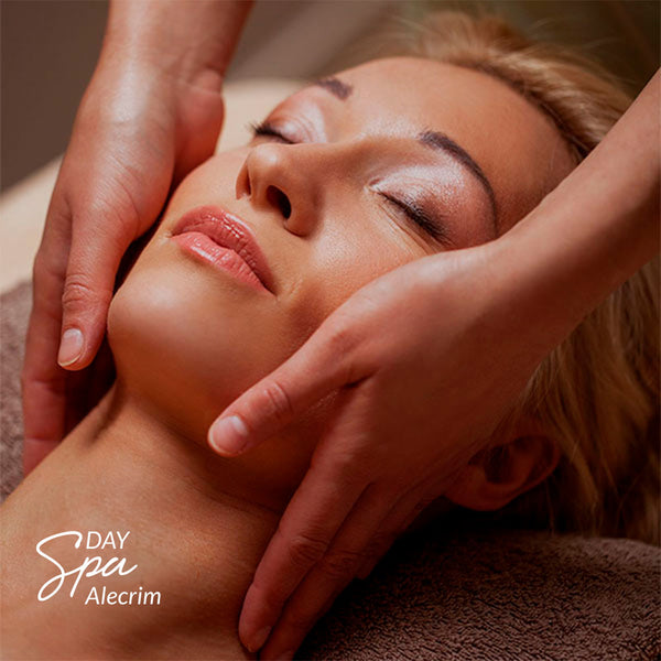 Capa do produto day spa alecrim no speciale spa representado pela foto do rosto de uma mulher deitada. Seus olhos estão fechados e sua expressão está serena. Seu pescoço está apoiado em uma toalha marrom e duas mão estão tocando a lateral de seu pescoço, uma de cada lado, com os dedos voltados para os ombros da mulher