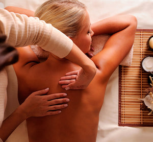 Como parte da experiência do Day Spa Encontro para amigas a foto mostra uma mulher deitada de bruços recebendo uma massagem nas costas