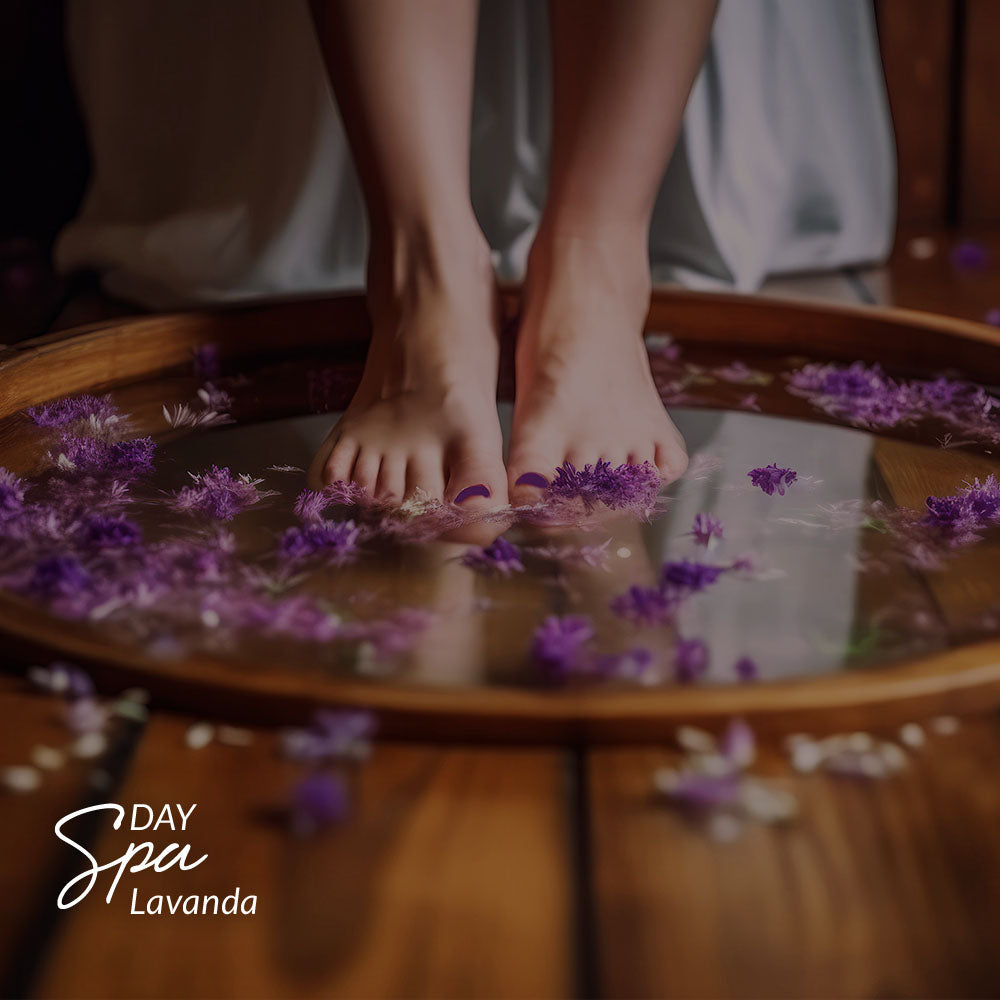 Capa do produto day spa lavanda representado por uma foto de dois pés submerso na água onde há flores roxas submersas em uma bacia de madeira 