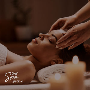 Capa do produto day spa speciale no speciale spa representado por um a foto que mostra a lateral esquerda de uma mulher deitada, coberta até a altura do peito com uma toalha branca e com a cabeça apoiada a uma toalha também branca. Seus cabelos estão repousados para trás e as duas mãos estão apoiadas em suas têmporas