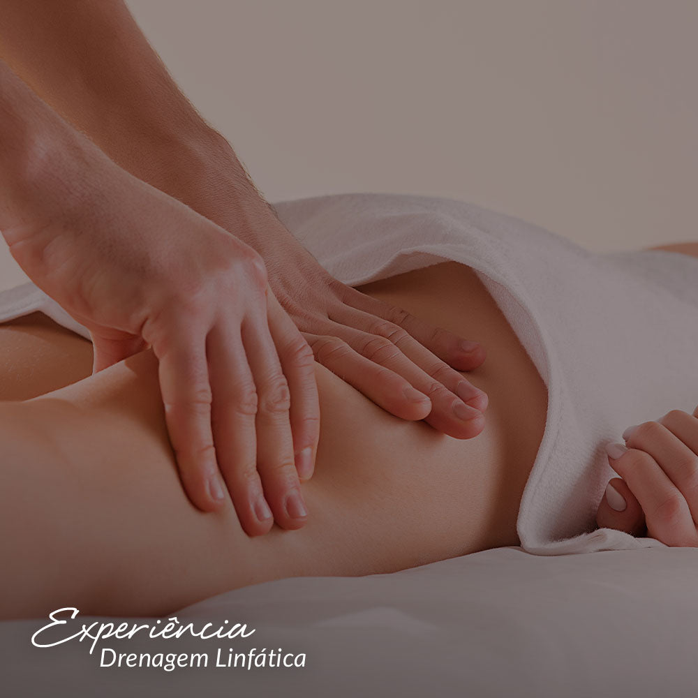 Capa do produto experiência drenagem linfática no speciale spa representado pela foto da parte de trás de uma coxa de uma pessoa deitada de bruços com o praços na lateral do corpo. Uma toalha branca cobre seu quadril e duas mãos massageiam a coxa