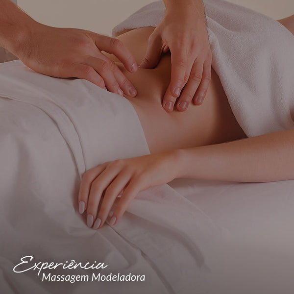 Capa do produto experiência massagem modeladora no speciale spa representado pela foto da lateral da barriga de uma pessoa. Uma toalha branca cobre o quadril e outra o peito. Dias mãos ressionam os poleares na barriga