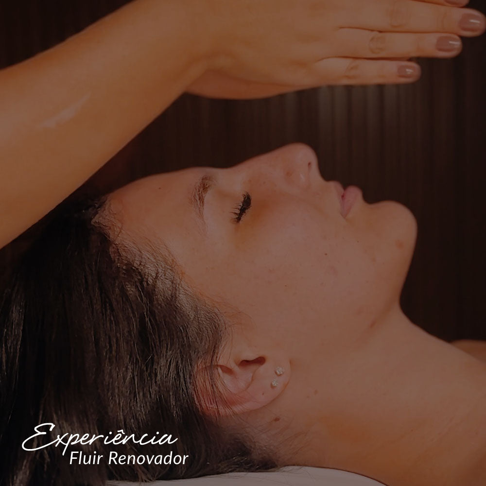 Capa do produto Experiência fluir renovador com a imagem do lado direito da face deitada de uma mulher. duas mãos estão suspensas sobre o rosto com as palmas juntas