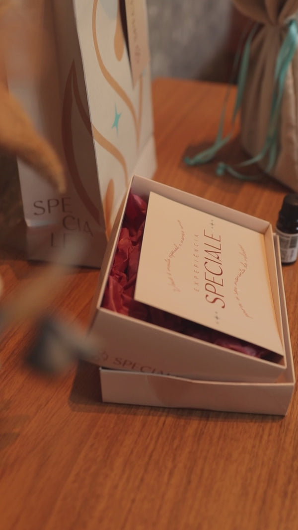 vídeo que mostra detalhes do kit presente da speciale spa com voucher impresso em uma caixa de presentes elegante um saquinho com o logotipo da speciale que tem um óleo essencial ou água termal e uma sacola de presente sofisticada da speciale spa.